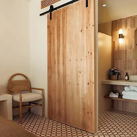 מלון Nomad & 5*